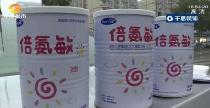 固体饮料“倍氨敏”，家长遭误导以为是奶粉。（视频截图.jpg