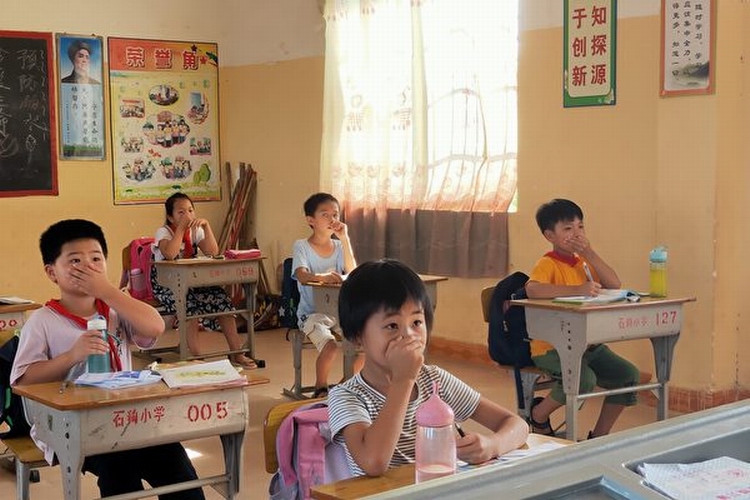 广东吴川投入​鸡粪厂建居民区 村民投诉无果 毒气损害村民健康