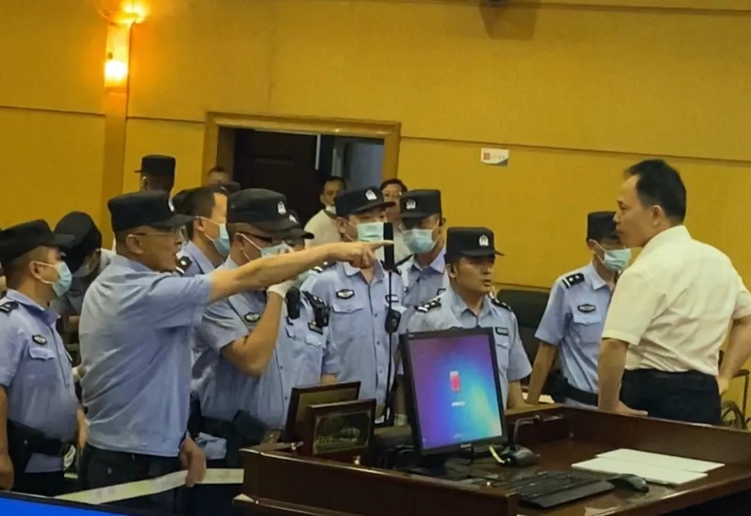 内蒙古包头案：律师被迫使法庭外“地摊”辩护 法庭​众多法警对峙徐昕教授