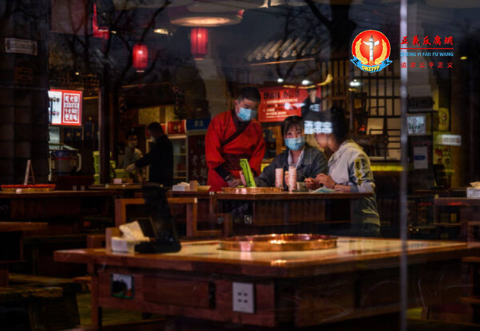 海底捞股价暴跌,疫情期间海底捞扩店,与此同时,海底捞翻台率下降。图为2020年4月15日,北京一家火锅店。.png 海底捞股价暴跌,疫情期间海底捞扩店,与此同时,海底捞翻台率下降。图为2020年4月15日,北京一家火锅店。.png