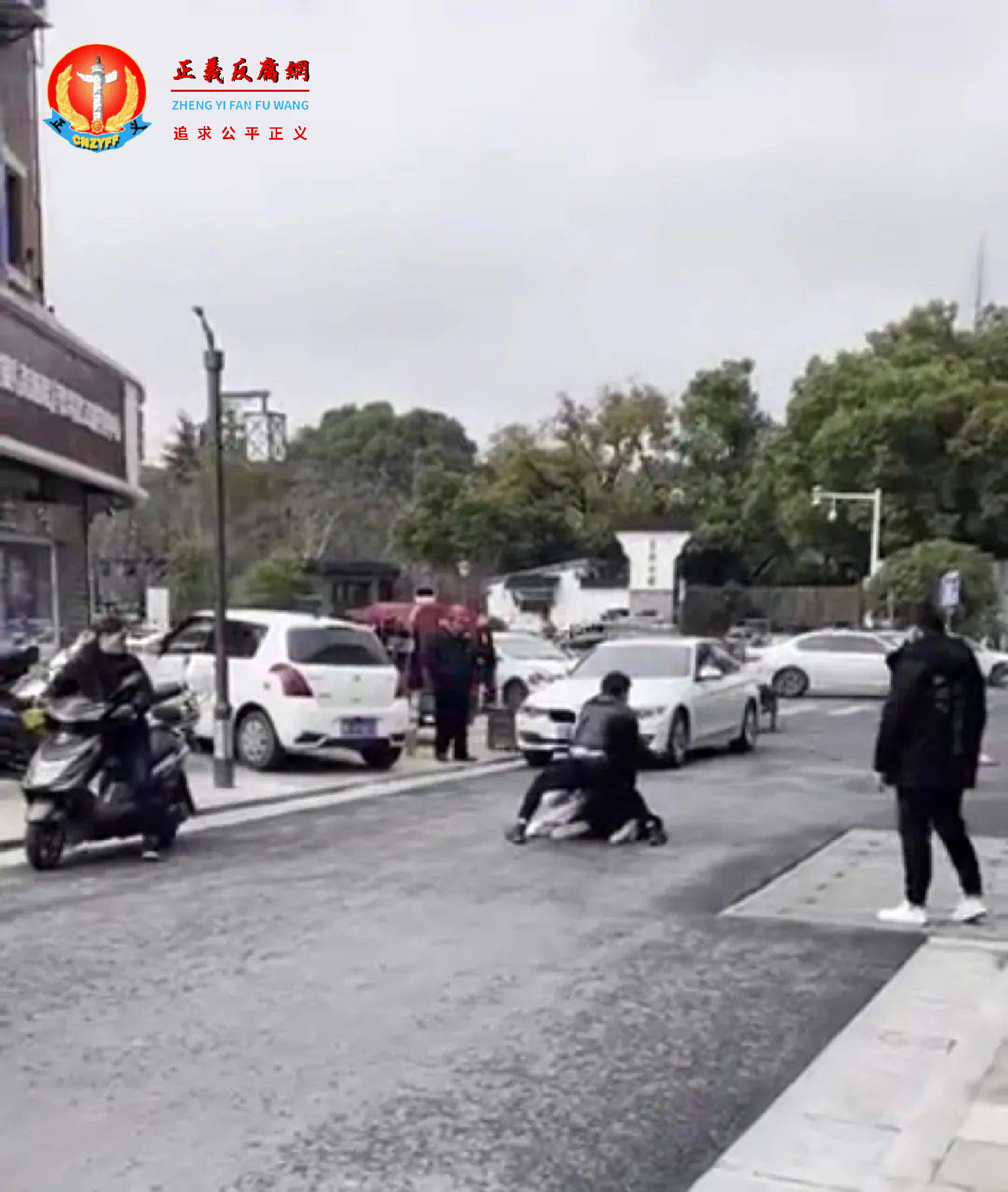 海宁县长安镇劳动路发生一起凶杀案，一名男子冲动当街杀害自己的妻子.png