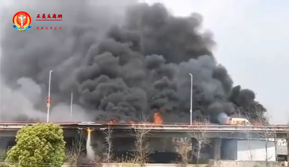 微视频｜江西南昌东湖区杨子洲镇英雄大桥车祸引发爆炸 滚滚黑烟直窜天际