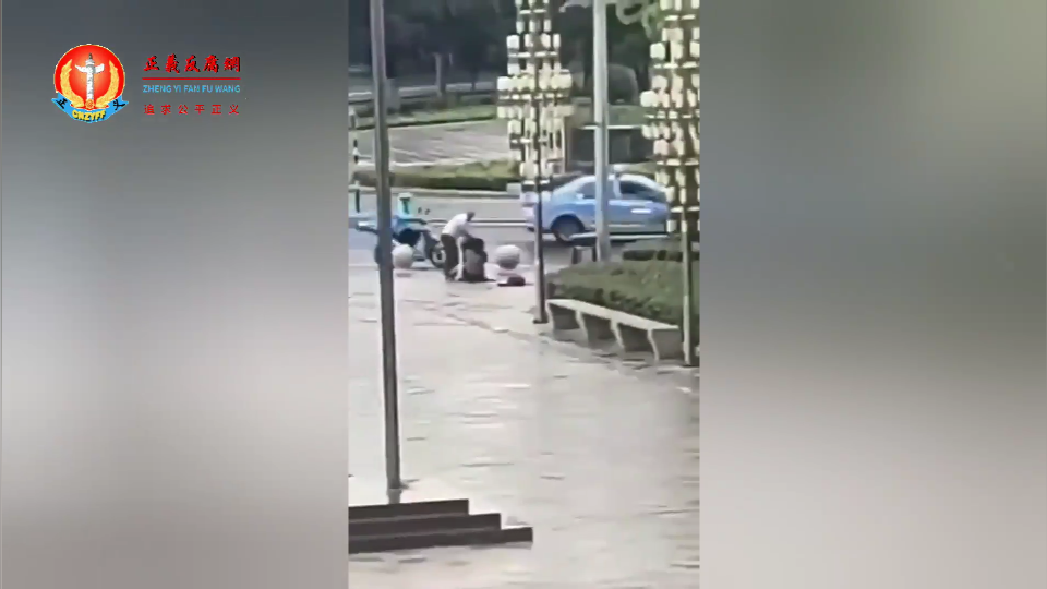 沂水县一名男子因为离婚纠纷,当街用斧头疯狂砍杀妻子。.png 沂水县一名男子因为离婚纠纷,当街用斧头疯狂砍杀妻子。.png