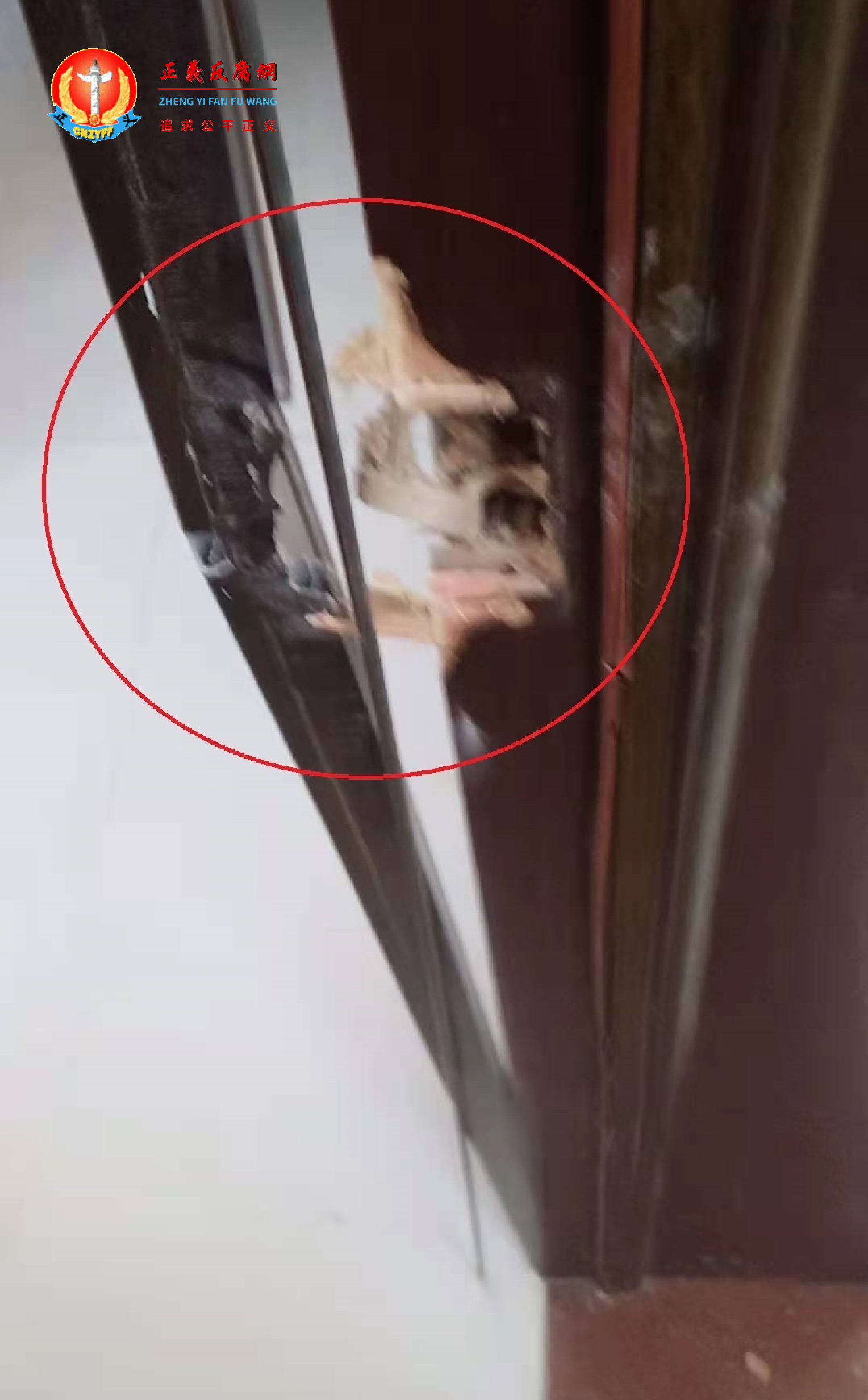 警察破门而入,踹坏吉林访民刘亚杰的卧室门框。.png 警察破门而入,踹坏吉林访民刘亚杰的卧室门框。.png