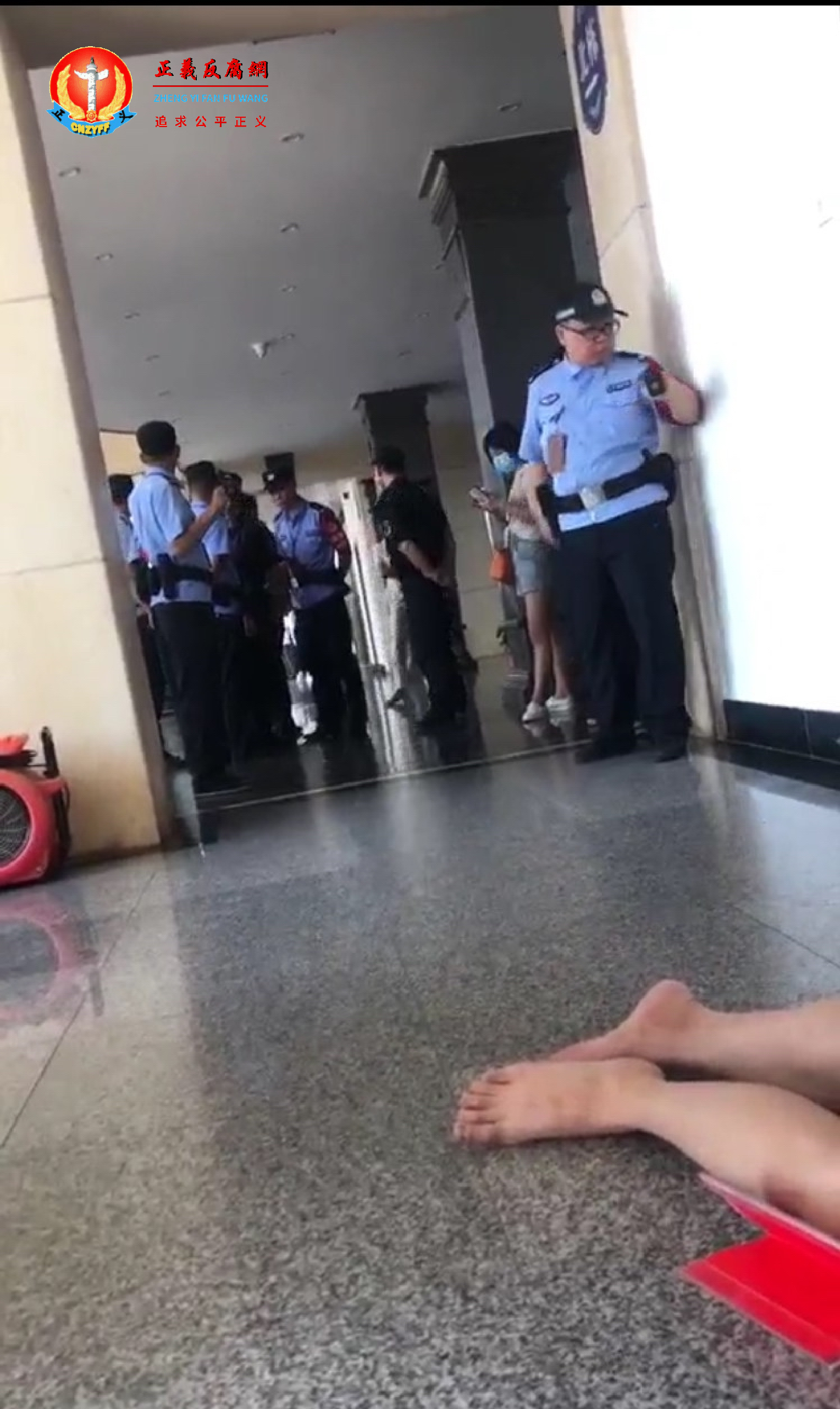 谢红芳脱光衣服躺在耒阳市政府门口。.png 谢红芳脱光衣服躺在耒阳市政府门口。.png