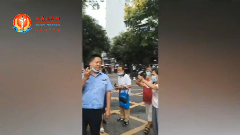 访民在四川省高院门口敲锅碗瓢盆喊冤要求见巡视组.png 访民在四川省高院门口敲锅碗瓢盆喊冤要求见巡视组.png