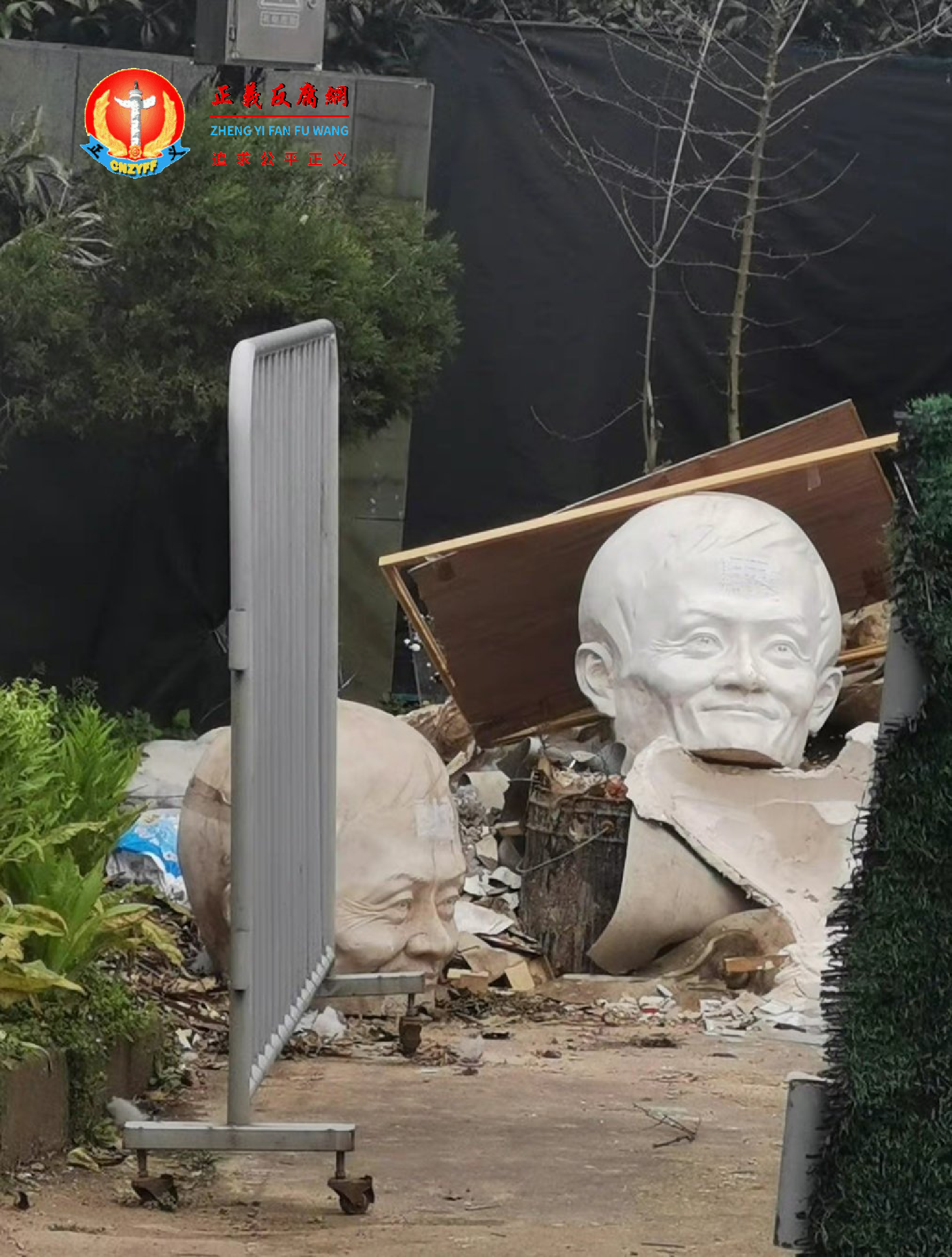 杭师大“马云”雕像被推倒？.png