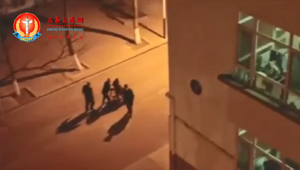 山西财经大学女生在操场上倒下,学校被指救援不力,导致女生错过最佳救治时间而离世。图为死者父亲在宿舍楼下哭诉被带走。.png 山西财经大学女生在操场上倒下,学校被指救援不力,导致女生错过最佳救治时间而离世。图为死者父亲在宿舍楼下哭诉被带走。.png