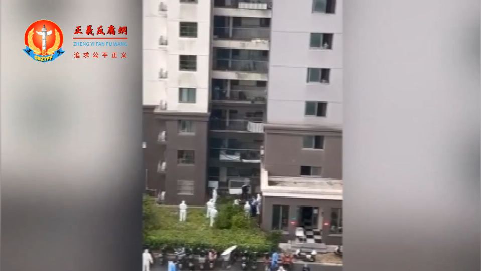 5月20日8时20分许,上海闵行区梅陇镇上海晶城第二居委会书记张某被居民闻某持刀捅伤,随后闻某持刀自伤后跳楼现场。.png 5月20日8时20分许,上海闵行区梅陇镇上海晶城第二居委会书记张某被居民闻某持刀捅伤,随后闻某持刀自伤后跳楼现场。.png