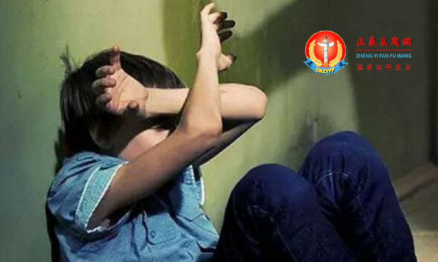 在学校变相体罚学生,把学生打的都没有人样了,连踢带拽,使劲打孩子的头。.png 在学校变相体罚学生,把学生打的都没有人样了,连踢带拽,使劲打孩子的头。.png