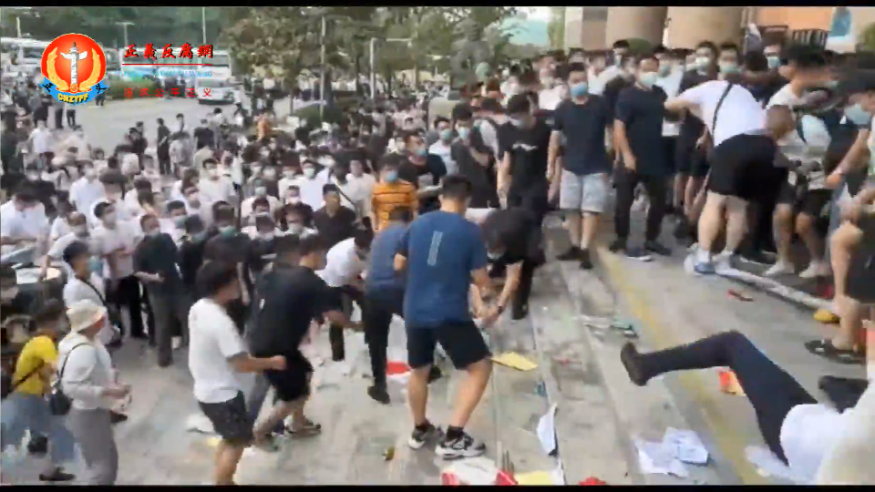 7月10日网络突然传出近3000名储户到郑州维权,结果遭到警方及不明很多没有穿制服的白衣人和黑衣人暴力殴打。.png 7月10日网络突然传出近3000名储户到郑州维权,结果遭到警方及不明很多没有穿制服的白衣人和黑衣人暴力殴打。.png