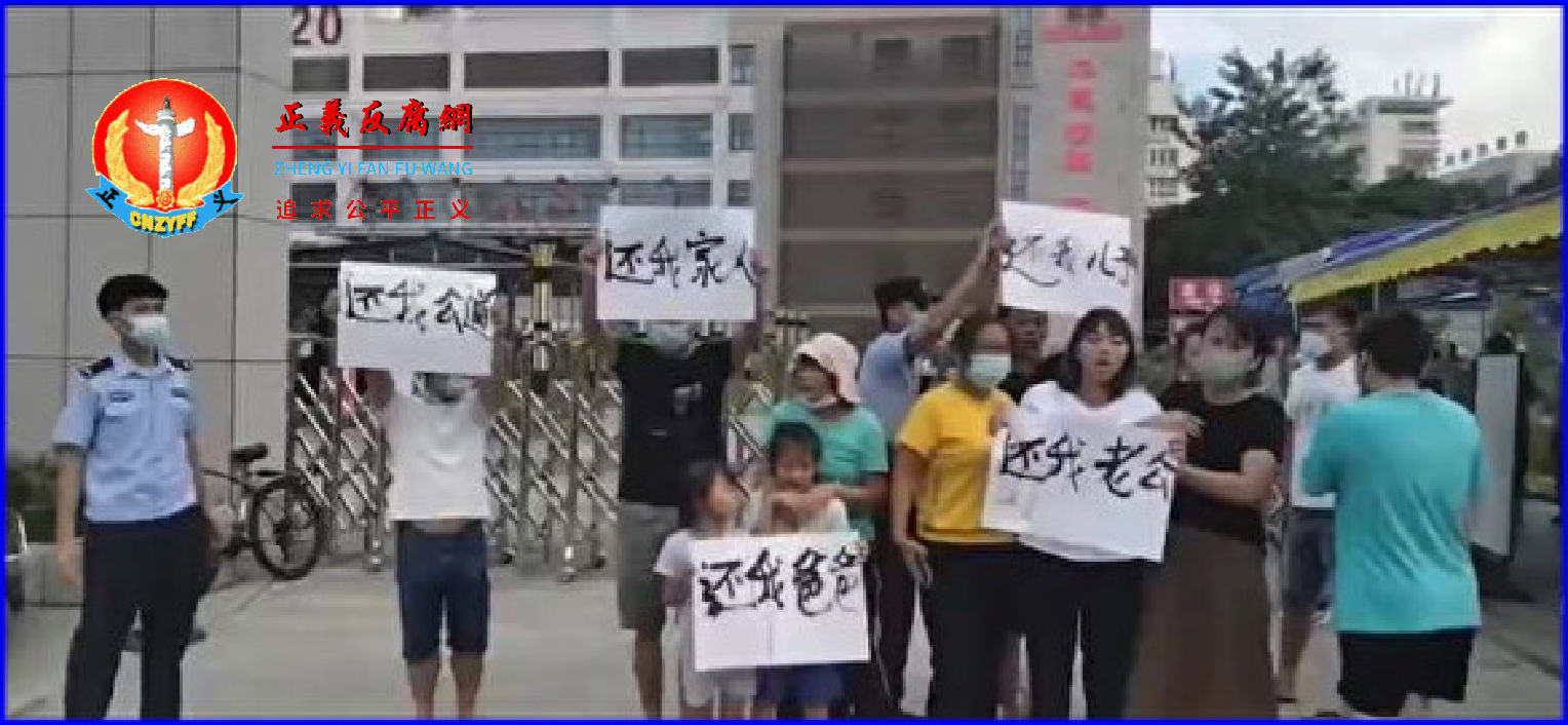 9月19日,海南琼海市人民医院前讨说法的家属。.png 9月19日,海南琼海市人民医院前讨说法的家属。.png