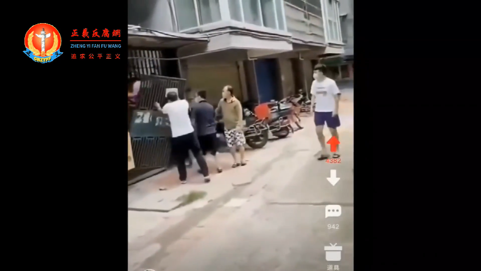 2022年9月5日中午,四川泸定县6.8级地震后,民众被困在楼里面,只能用脚踹铁门发泄心中的气愤,还有三五民众直接把铁门给强行拉裂开。.png 2022年9月5日中午,四川泸定县6.8级地震后,民众被困在楼里面,只能用脚踹铁门发泄心中的气愤,还有三五民众直接把铁门给强行拉裂开。.png