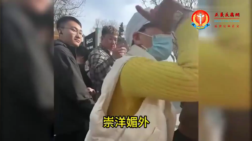 苹果上海店火爆开业, 大批“果粉”蜂拥而至,现场一名老太怒斥“果粉”崇洋媚外。.png 苹果上海店火爆开业, 大批“果粉”蜂拥而至,现场一名老太怒斥“果粉”崇洋媚外。.png