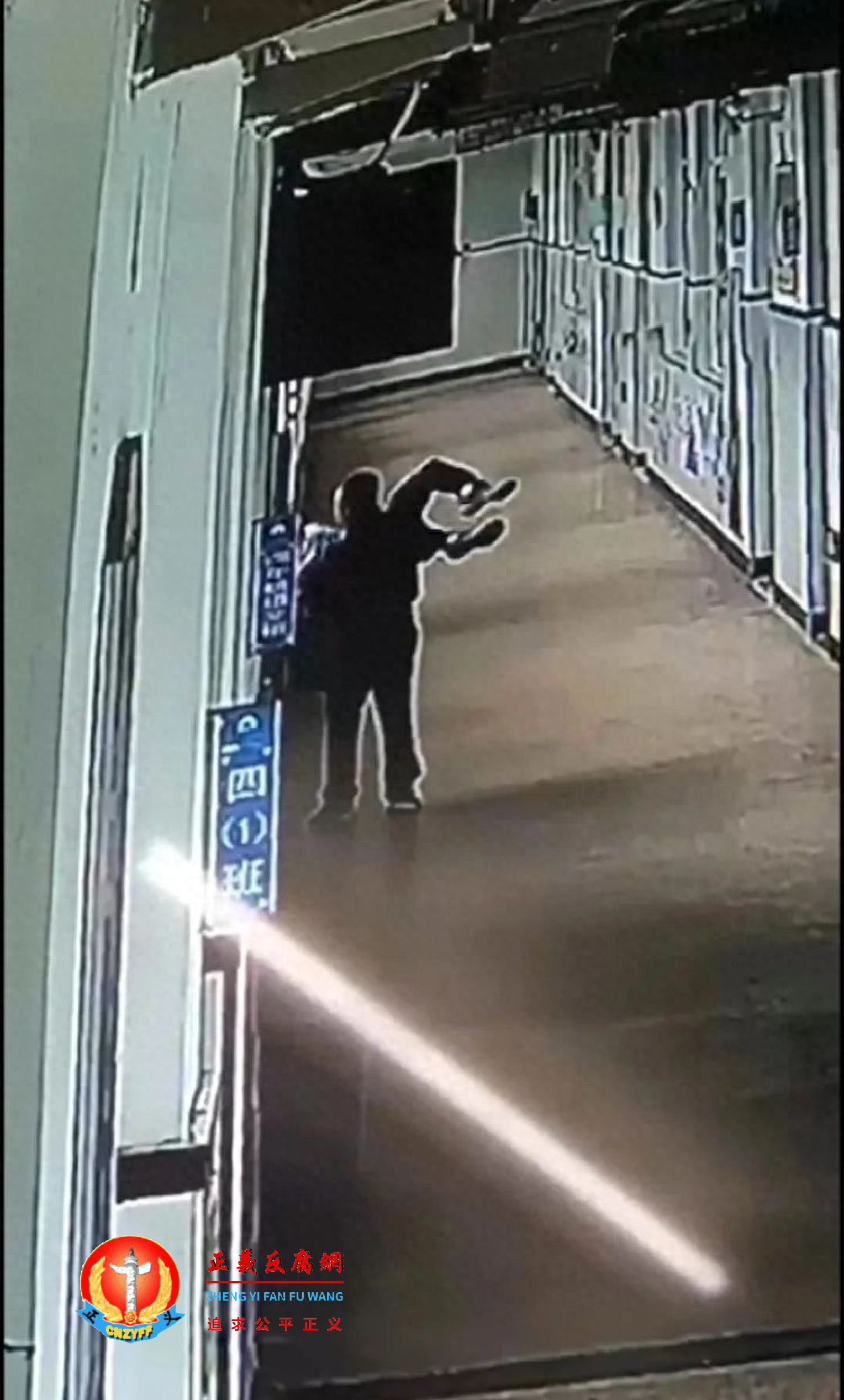 浙江温州市瑞安市马屿镇中心小学四年级学生因在学校调皮,被老师拎起身子探出3楼窗外吓唬。.png 浙江温州市瑞安市马屿镇中心小学四年级学生因在学校调皮,被老师拎起身子探出3楼窗外吓唬。.png