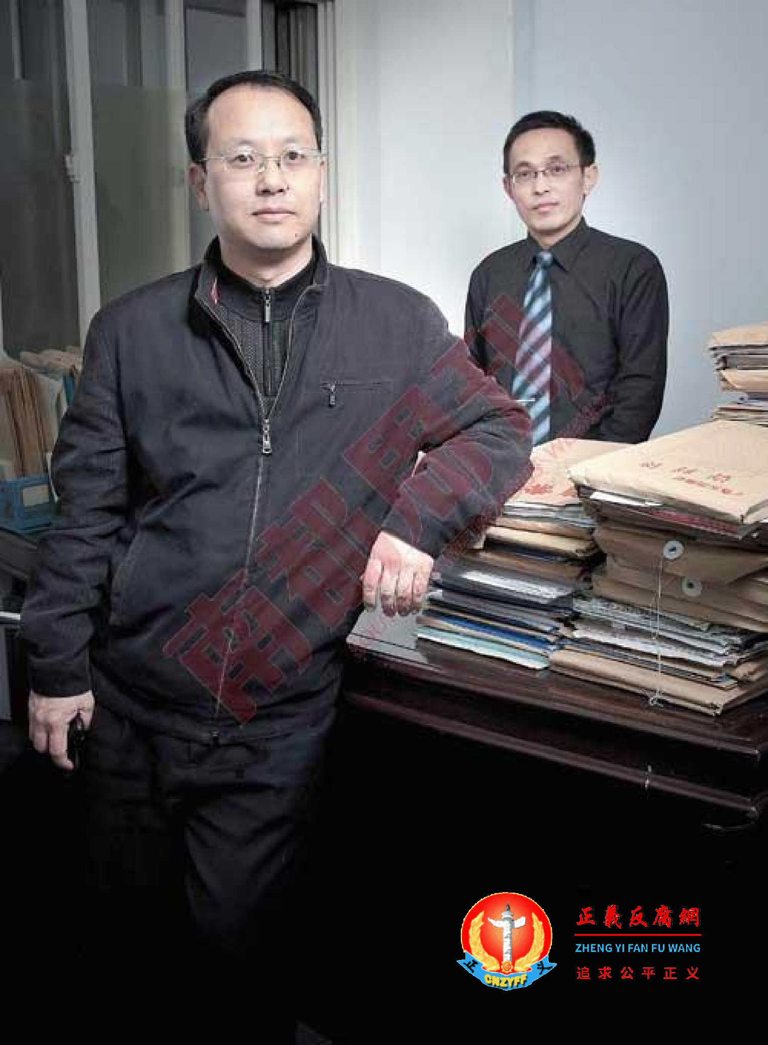 北京律师刘晓原(左)和李劲松(右)在他们堆满文件的办公室里。.png 北京律师刘晓原(左)和李劲松(右)在他们堆满文件的办公室里。.png