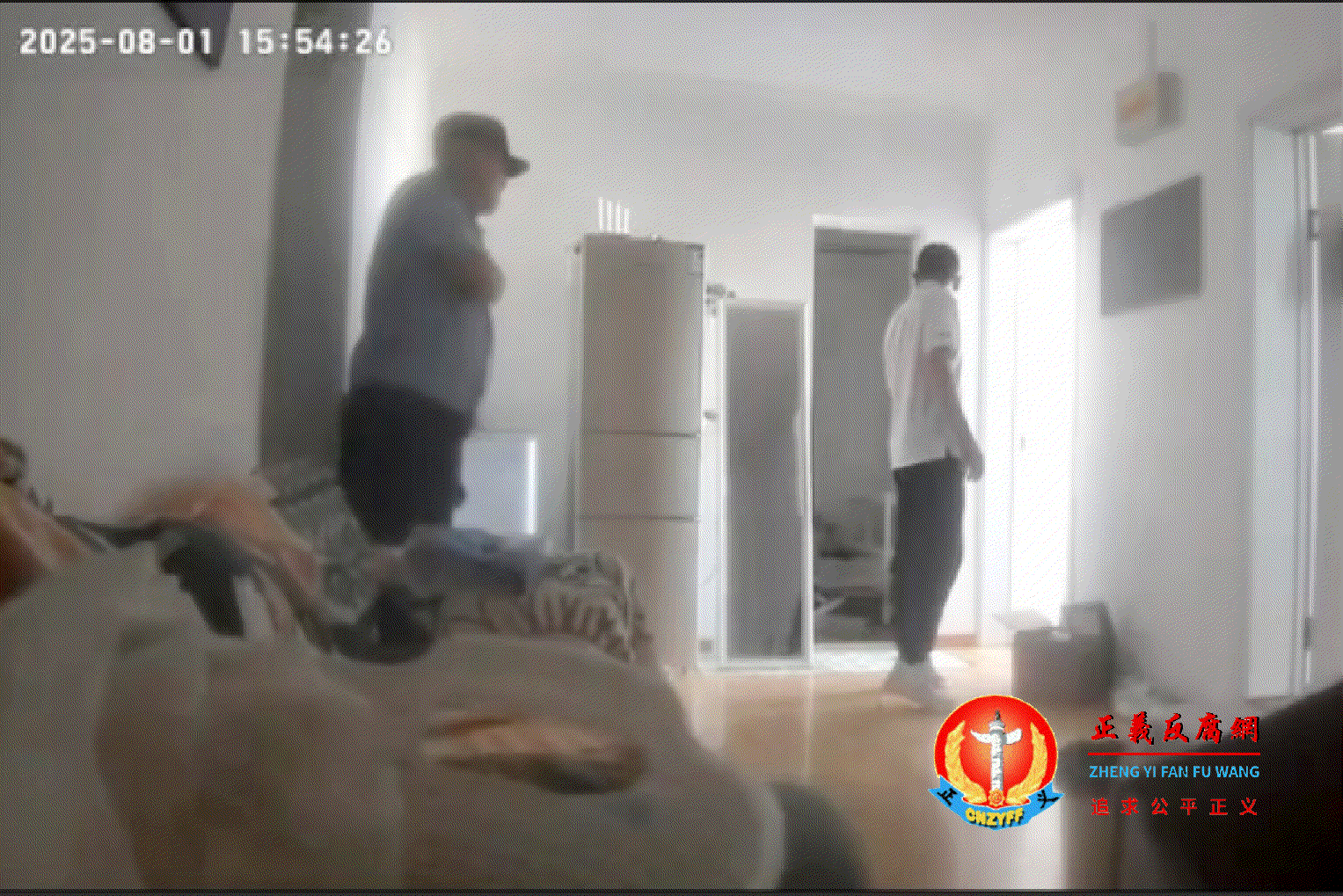 北京片警偷开密码锁进屋 女屋主远程目睹吓懵