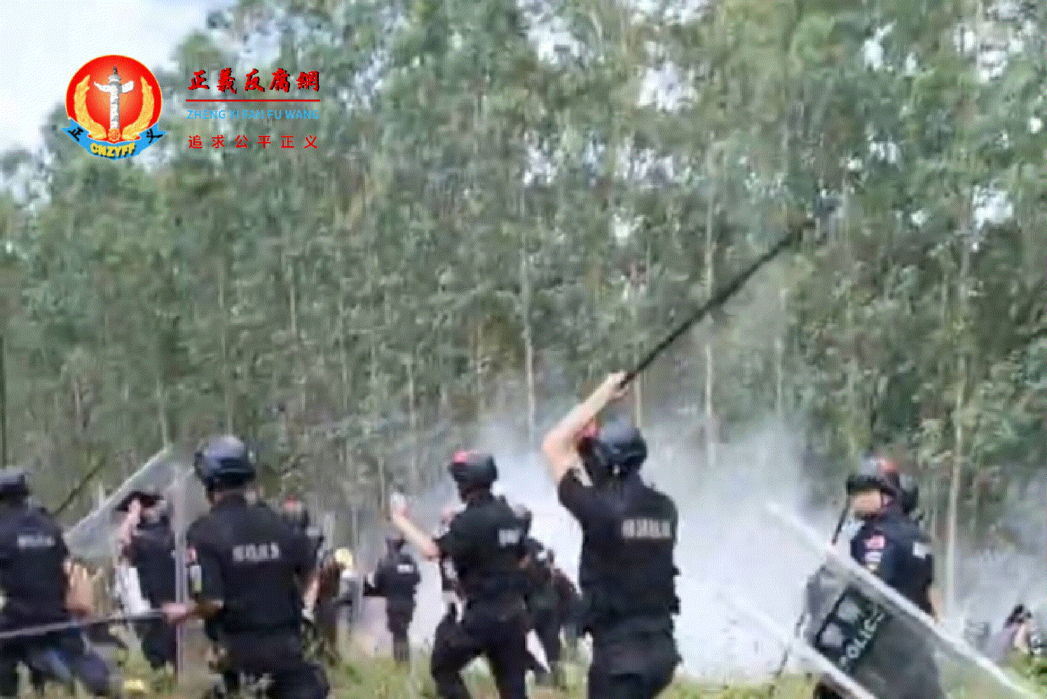 广西南宁市邕宁区百济镇华达村村民与防暴警察发生激烈冲突,十余名村民被打伤住院。.gif 广西南宁市邕宁区百济镇华达村村民与防暴警察发生激烈冲突,十余名村民被打伤住院。.gif