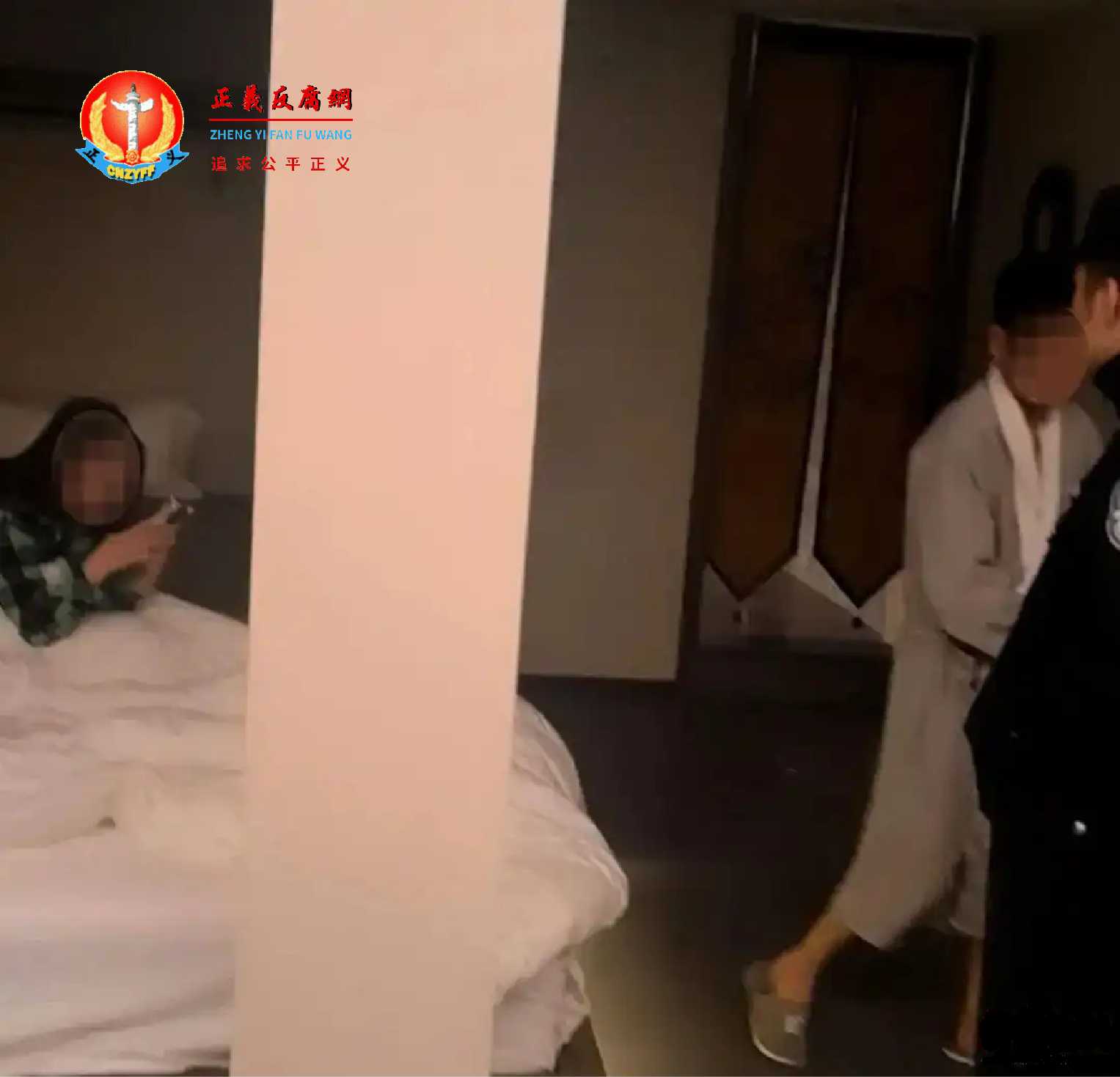 10月8日凌晨2时23分拍摄的视频截图,警方在现场问话,张颖和陈某某在昆明市云水怡温泉度假酒店共处一室时,被她报警后“抓了个正着”。.jpg 10月8日凌晨2时23分拍摄的视频截图,警方在现场问话,张颖和陈某某在昆明市云水怡温泉度假酒店共处一室时,被她报警后“抓了个正着”。.jpg