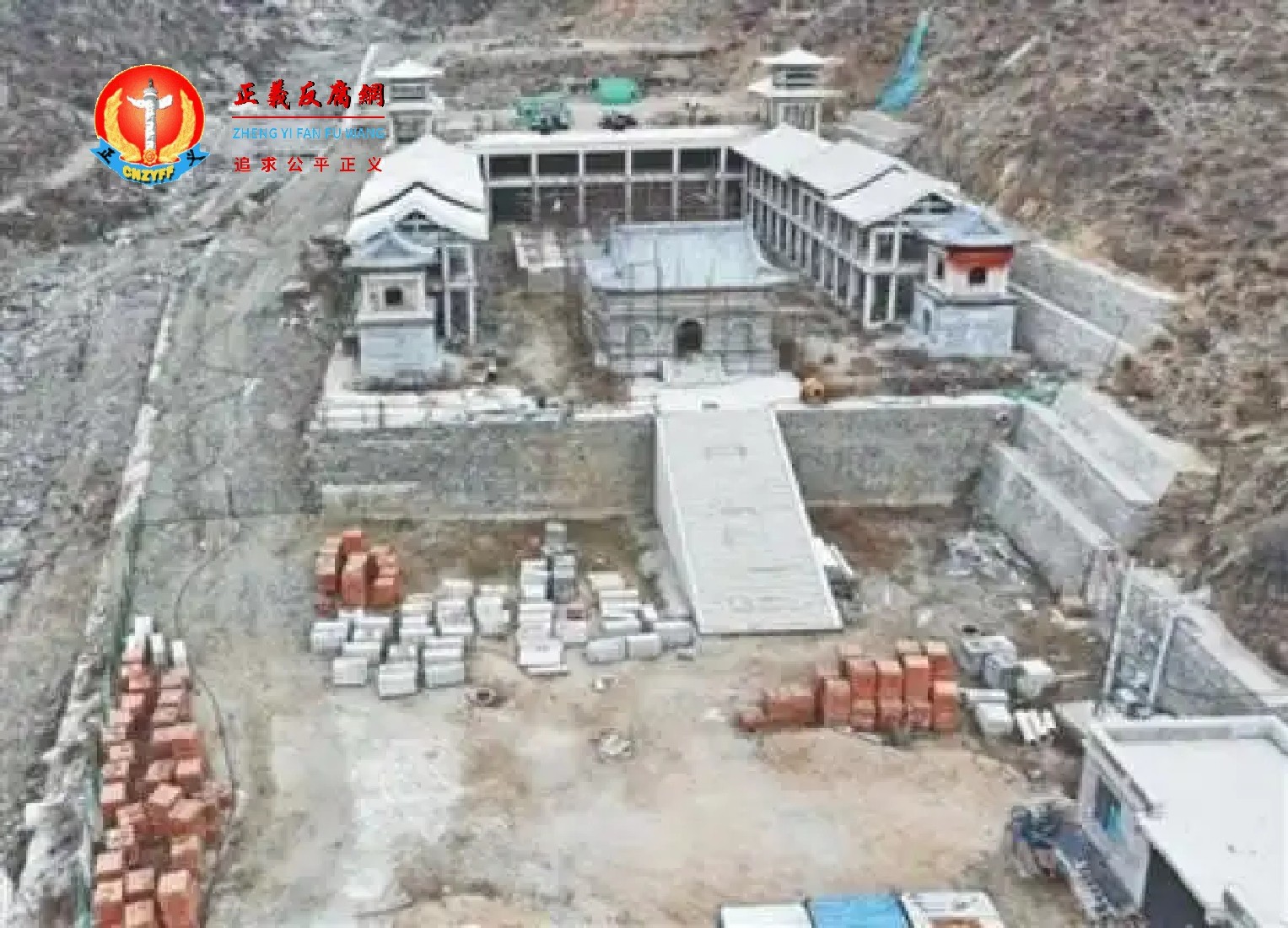 “爱木图”景区内烂尾的工程。.jpg