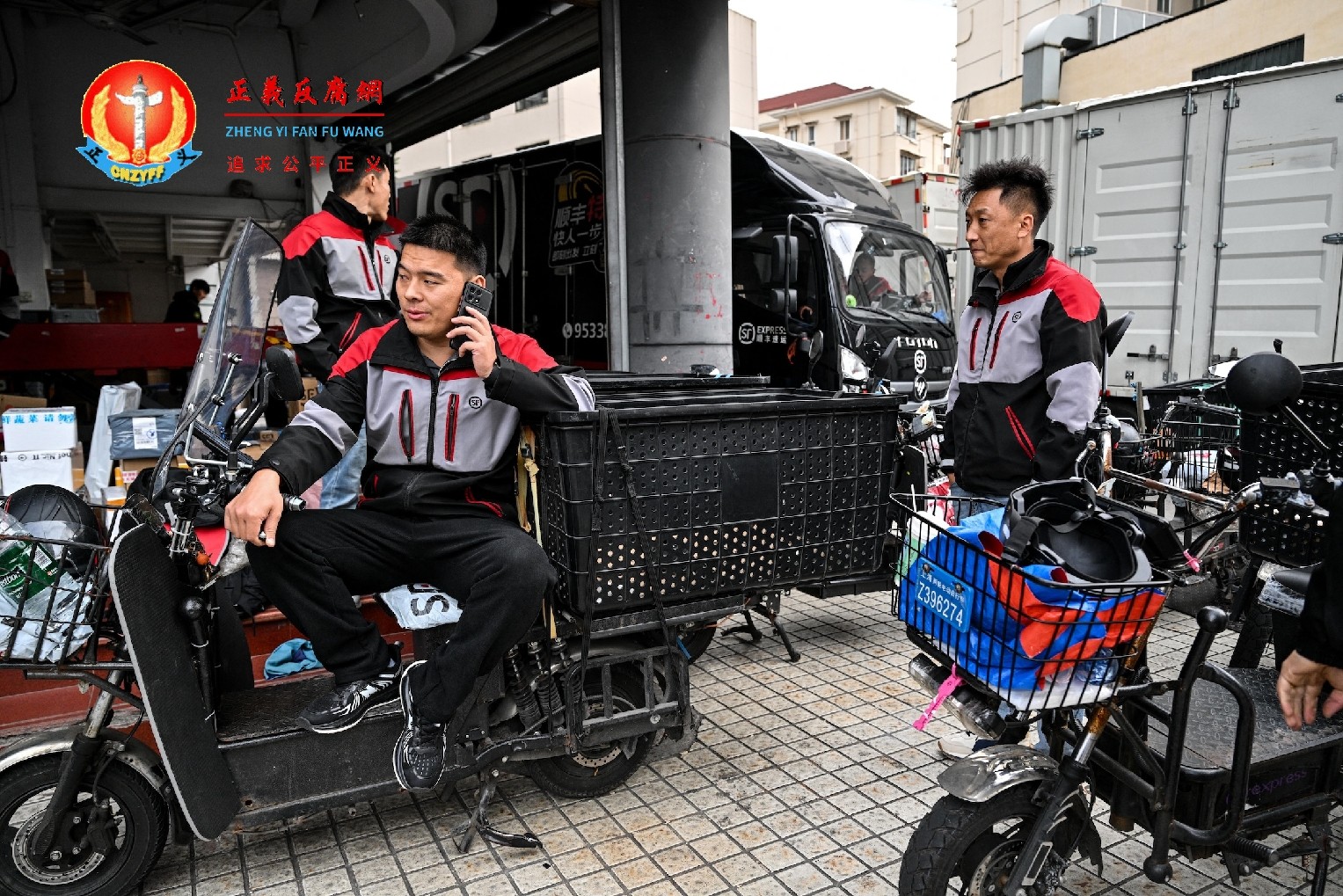2025年11月11日,在上海,顺丰速递门市外,外送员在“双十一”(中国一年一度的购物狂欢节)期间等待送货。.jpg 2025年11月11日,在上海,顺丰速递门市外,外送员在“双十一”(中国一年一度的购物狂欢节)期间等待送货。.jpg